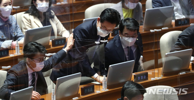[서울=뉴시스] 전진환 기자 = 검찰 수사를 받는 정정순 더불어민주당 의원에 대한 국회 체포동의안이 가결된 29일 서울 여의도 국회 본회의장에서 진성준 의원이 정 의원을 위로하고 있다. 2020.10.19. amin2@newsis.com
