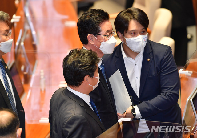 [서울=뉴시스] 전진환 기자 = 4.15 총선 회계 부정 혐의를 받는 정정순 더불어민주당 의원이 29일 서울 여의도 국회에서 열린 본회의에서 자신에 대한 체포동의안이 가결된 뒤 동료의원들의 위로를 받고 있다. (공동취재사진) 2020.10.28.photo@newsis.com