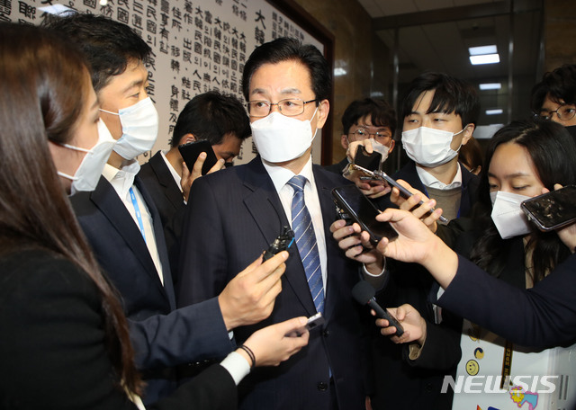 [서울=뉴시스] 김진아 기자 = 정정순 더불어민주당 의원이 29일 오후 서울 여의도 국회 본회의장을 나서며 본회의 체포동의안 가결 등에 대한 취재진의 질문에 답하고 있다. 2020.10.29. bluesoda@newsis.com