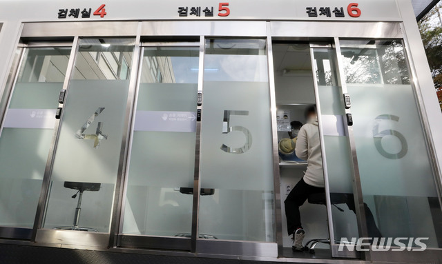 [서울=뉴시스] 고범준 기자 = 의료진이 29일 오후 서울 서초구 서초보건소에 마련된 신종 코로나바이러스 감염증(코로나19) 선별진료소에서 검체를 채취하고 있다. 2020.10.29.&nbsp; bjko@newsi.com