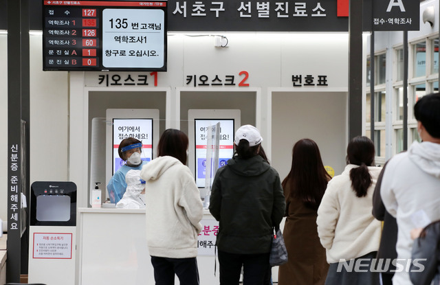 [서울=뉴시스] 고범준 기자 = 의료진이 29일 오후 서울 서초구 서초보건소에 마련된 신종 코로나바이러스 감염증(코로나19) 선별진료소에서 검체를 채취하고 있다. 2020.10.29.&nbsp; bjko@newsi.com