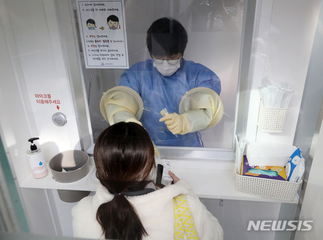 [서울=뉴시스] 고범준 기자 = 의료진이 29일 오후 서울 서초구 서초보건소에 마련된 신종 코로나바이러스 감염증(코로나19) 선별진료소에서 검체를 채취하고 있다. 2020.10.29. bjko@newsi.com