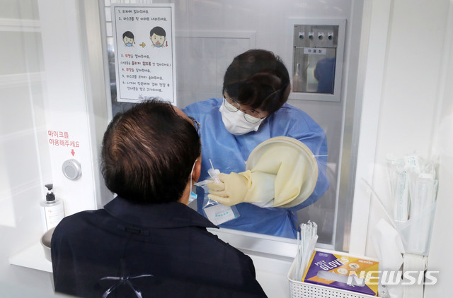 [서울=뉴시스] 고범준 기자 = 의료진이 29일 오후 서울 서초구 서초보건소에 마련된 신종 코로나바이러스 감염증(코로나19) 선별진료소에서 검체를 채취하고 있다. 2020.10.29.&nbsp; bjko@newsi.com