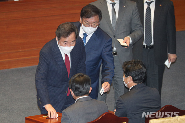 [서울=뉴시스] 김진아 기자 = 더불어민주당 이낙연 대표와 김태년 원내대표가 29일 오후 서울 여의도 국회에서 열린 본회의에서 정정순 의원에 대한 체포동의안 투표를 하고 있다. (공동취재사진) 2020.10.29. photo@newsis.com