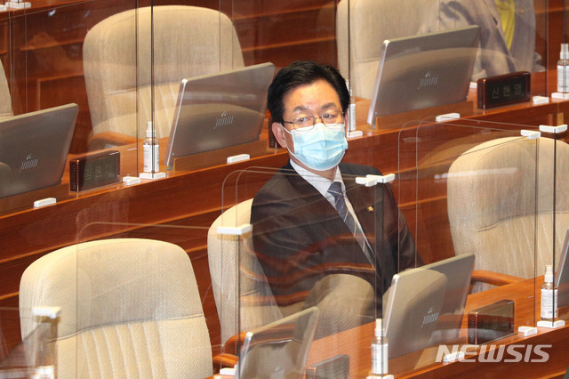 [서울=뉴시스] 김진아 기자 = 정정순 더불어민주당 의원이 29일 오후 서울 여의도 국회에서 열린 본회의에 참석해 있다. (공동취재사진) 2020.10.29. photo@newsis.com