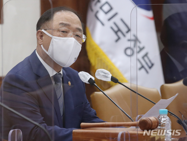 [서울=뉴시스]김명원 기자 = 홍남기 경제부총리 겸 기획재정부 장관이 29일 서울 종로구 정부서울청사에서 열린 제1차 조달정책심의위원회에 참석해 발언하고 있다. 2020.10.29.&nbsp; kmx1105@newsis.com