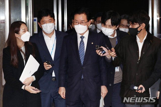 [서울=뉴시스] 김진아 기자 = 제21대 총선 당시 회계 부정을 저지른 의혹을 받고 있는 정정순 더불어민주당 의원이 29일 오후 서울 여의도 국회에서 열린 국회 본회의에서 체포동의안이 가결된 후 취재진의 질문에 답변하며 본회의장을 나서고 있다. (공동취재사진) 2020.10.29. photo@newsis.com