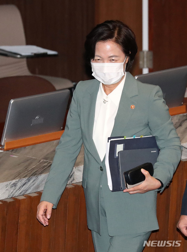 [서울=뉴시스]김선웅 기자 = 추미애 법무부장관이 29일 국회 본회의장에서 열린 더불어민주당 정정순 의원에 대한 체포동의안 회의를 마친 뒤 본회의장을 나서고 있다. (공동취재사진) 2020.10.29. photo@newsis.com