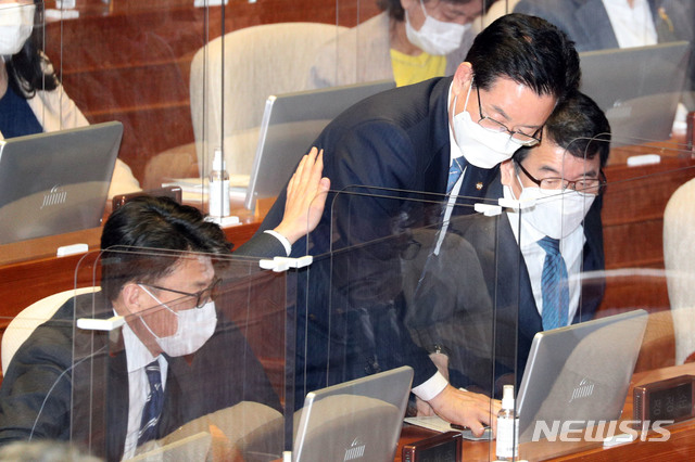 [서울=뉴시스]김선웅 기자 = 29일 오후 서울 여의도 국회에서 열린 제382회 국회 제11차 본회의에서 정정순 더불어민주당 의원에 대한 체포동의안이 찬성167표 반대12표로 가결되자 동료 의원들이 정 의원을 위로하고 있다. (공동취재사진) 2020.10.29. photo@newsis.com