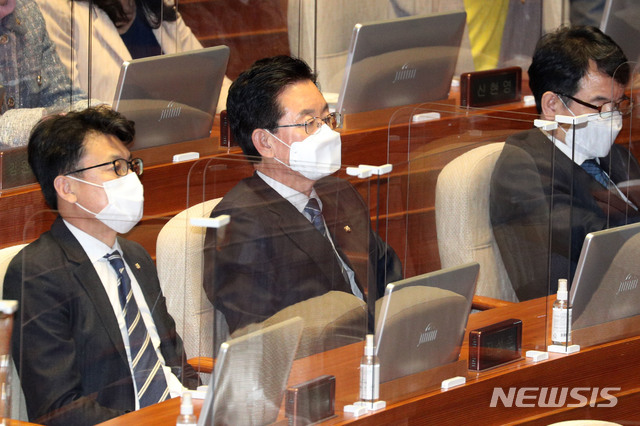 [서울=뉴시스]김선웅 기자 = 29일 오후 서울 여의도 국회에서 열린 제382회 국회 제11차 본회의에서 정정순 더불어민주당 의원에 대한 체포동의안이 찬성167표 반대12표로 가결되자 정 의원(왼쪽 두번째)이 굳은 표정을 보이고 있다. (공동취재사진) 2020.10.29. photo@newsis.com
