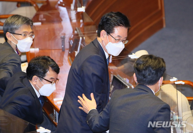 [서울=뉴시스] 김진아 기자 = 정정순 더불어민주당 의원이 29일 서울 여의도 국회 본회의에서 본인의 체포동의안이 통과된 뒤 동료 의원들의 위로를 받고 있다. (공동취재사진) 2020.10.29.&nbsp; photo@newsis.com