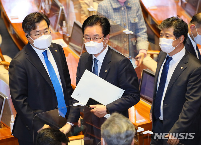 [서울=뉴시스] 김진아 기자 = 정정순 더불어민주당 의원이 29일 서울 여의도 국회 본회의에서 본인의 체포동의안이 통과된 뒤 동료 의원들의 위로를 받고 있다. (공동취재사진) 2020.10.29. photo@newsis.com