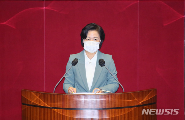 [서울=뉴시스] 김진아 기자 = 추미애 법무부장관이 지난 29일 서울 여의도 국회에서 열린 본회의에서 더불어민주당 정정순 의원 체포동의안에 대해 설명하고 있다. (공동취재사진) 2020.10.29. photo@newsis.com