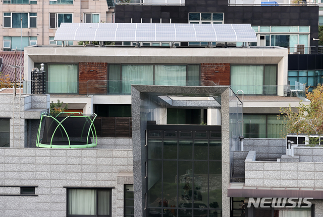 [서울=뉴시스]이윤청 기자 = 지난달 29일 오후 서울 강남구 이명박 전 대통령 사저가 보이고 있다. (공동취재사진) 2020.10.29. photo@newsis.com