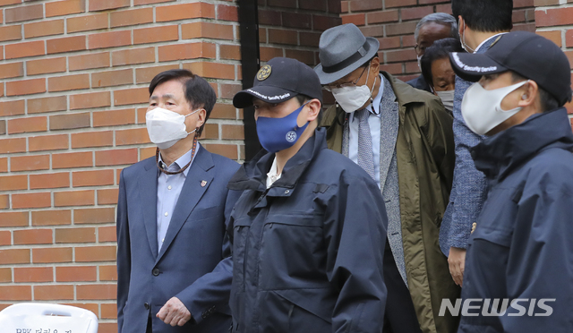 [서울=뉴시스]이윤청 기자 = 이명박 전 대통령이 다스(DAS) 실소유 의혹으로 재판에 넘겨져 징역 17년을 확정받은 29일 오후 서울 강남구 이명박 전 대통령 사저를 방문했던 측근들이 귀가하고 있다. (공동취재사진) 2020.10.29. photo@newsis.com