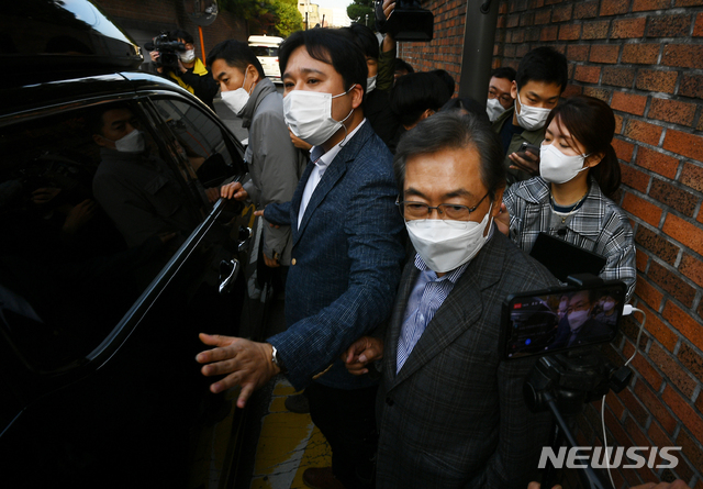 [서울=뉴시스]이윤청 기자 = 이명박 전 대통령이 다스(DAS) 실소유 의혹으로 재판에 넘겨져 징역 17년을 확정받은 29일 오후 서울 강남구 이명박 전 대통령 사저를 방문했던 맹형규 전 행정안전부 장관이 귀가하고 있다. (공동취재사진) 2020.10.29. photo@newsis.com