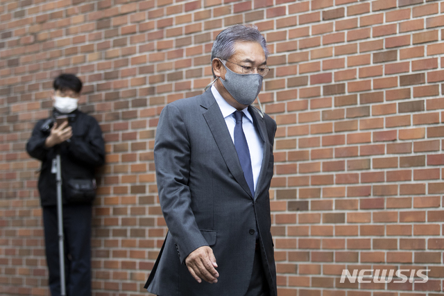 [서울=뉴시스]이윤청 기자 = 이명박 전 대통령이 다스(DAS) 실소유 의혹으로 재판에 넘겨져 징역 17년을 확정받은 29일 오후 서울 강남구 사저로 정진석 국민의힘 의원이 들어가고 있다. (공동취재사진) 2020.10.29. photo@newsis.com