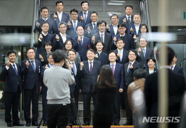 [대전=뉴시스]배훈식 기자 = 윤석열 검찰총장이 지난달 29일 오후 대전 서구 대전고등검찰청을 방문해 검사들과의 간담회를 마친 뒤 청사 로비에서 검사들과 기념촬영을 하고 있다. 2020.10.29. dahora83@newsis.com