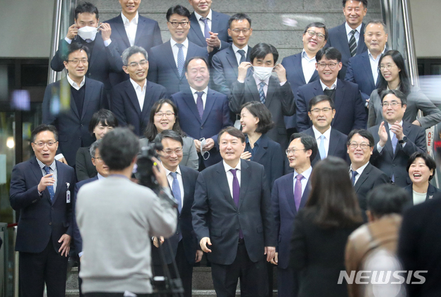 [대전=뉴시스]배훈식 기자 = 윤석열 검찰총장이 29일 오후 대전 서구 대전고등검찰청을 방문해 검사들과의 간담회를 마친 뒤 청사 로비에서 검사들과 기념촬영을 하며 환하게 웃고 있다. 2020.10.29. dahora83@newsis.com