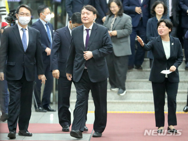 [대전=뉴시스]배훈식 기자 = 윤석열 검찰총장이 29일 오후 대전 서구 대전고등검찰청을 방문해 검사들과의 간담회를 마친 뒤 청사를 나서고 있다. 2020.10.29. dahora83@newsis.com