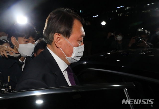 [대전=뉴시스]배훈식 기자 = 윤석열 검찰총장이 29일 오후 대전 서구 대전고등검찰청을 방문해 검사들과의 간담회를 마친 뒤 차량에 오르고 있다. 2020.10.29. dahora83@newsis.com