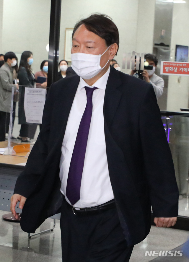 [대전=뉴시스]배훈식 기자 = 윤석열 검찰총장이 29일 오후 대전 서구 대전고등검찰청을 방문해 검사들과의 간담회를 마친 뒤 청사를 나서고 있다. 2020.10.29. dahora83@newsis.com