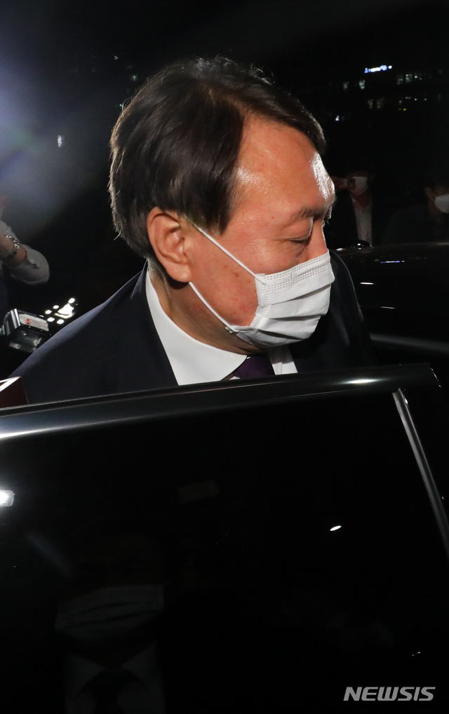 [대전=뉴시스]배훈식 기자 = 윤석열 검찰총장이 29일 오후 대전 서구 대전고등검찰청을 방문해 검사들과의 간담회를 마친 뒤 차량에 오르고 있다. 2020.10.29.&nbsp; dahora83@newsis.com