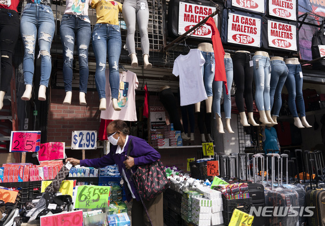 [뉴욕=AP/뉴시스] 9월25일(현지시간) 미국 뉴욕 옷 가게에서 한 여성이 물건을 보고 있다. 2020.10.29. 