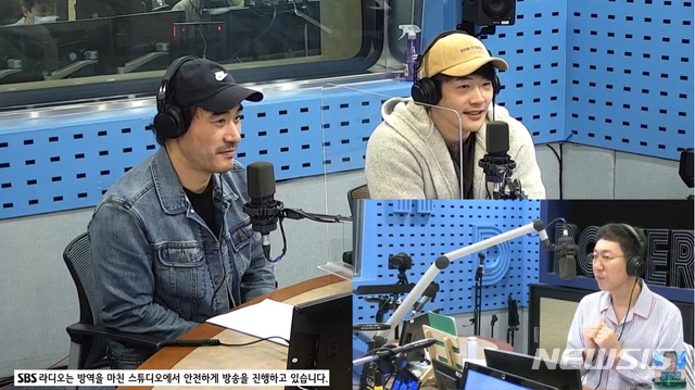 [서울=뉴시스]배성우와 권상우가 SBS 파워FM '김영철의 파워FM'에 출연했다. (사진=SBS 파워FM '김영철의 파워FM' 영상 캡처) 2020.10.30. photo@newsis.com