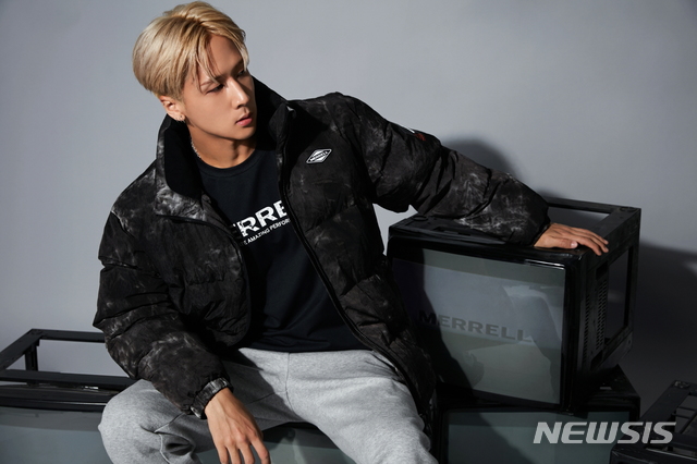 [서울=뉴시스] 라이프 스타일 브랜드 머렐이 2020년 가을/겨울 시즌 모델에 뮤지션 라비를 발탁했다고 30일 밝혔다.(사진=머렐 제공)