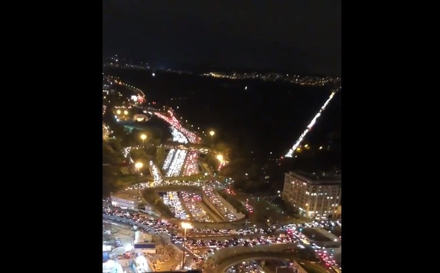 [서울=뉴시스] 30일 자정(현지시간) 전국적인 봉쇄를 앞두고 프랑스 파리에서는 전례 없는 교통체증이 벌어졌다. 사진은 29일 밤 파리 한 교차로의 모습. (사진=트위터 캡처) 2020.10.30.