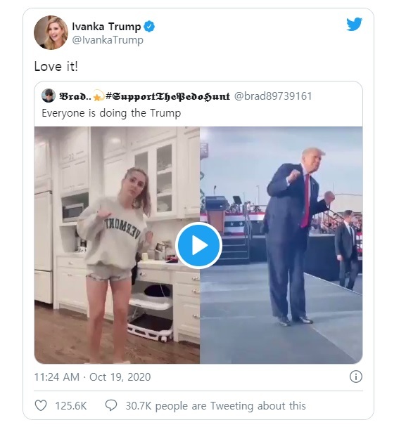 [서울=뉴시스]도널드 트럼프 미국 대통려의 장녀인 이방카 트럼프가 이달 19일(현지시간) 자신의 트위터에 한 미국인 여성이 트럼프 대통령의 춤을 따라한 영상을 올리고 '마음에 든다'고 썼다. (사진출처: 이방카 트위터 캡쳐) 2020.10.30.