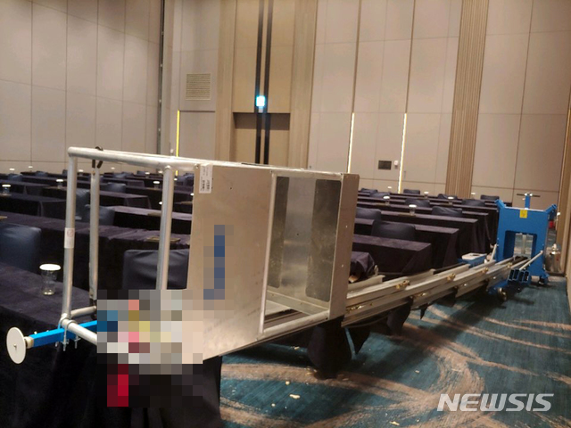 [부산=뉴시스] 지난달 30일부산 해운대구의 한 호텔 연회장에서 발생한 추락사고 현장. (사진=부산경찰청 제공)