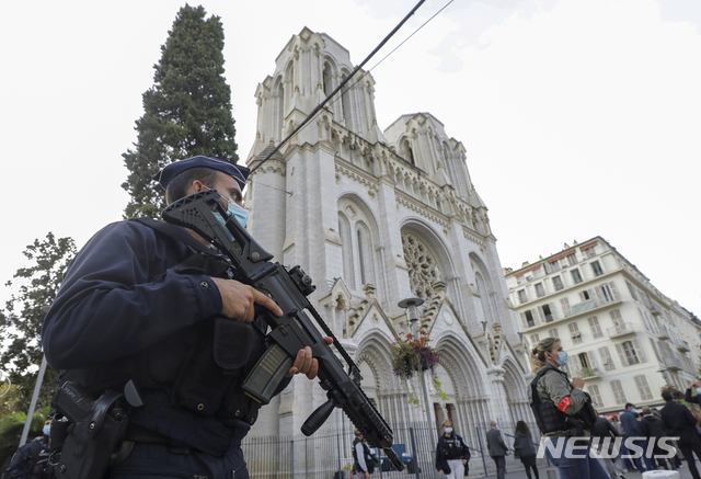  [니스=AP/뉴시스]29일(현지시간) 프랑스 니스 노트르담 성당 밖 거리에서 무장 경찰이 경계 근무하고 있다. 앞서 노트르담 성당에서 괴한이 휘두른 흉기에 3명이 살해됐으며 이 중 한 명은 참수됐다. 경찰은 튀니지 출신 남성 브라힘 아우이사우이(21)가 용의자라고 밝혔으며 용의자는 범행 후 현장에서 "신은 위대하다"라고 외친 것으로 알려졌다. 2020.10.30. 
