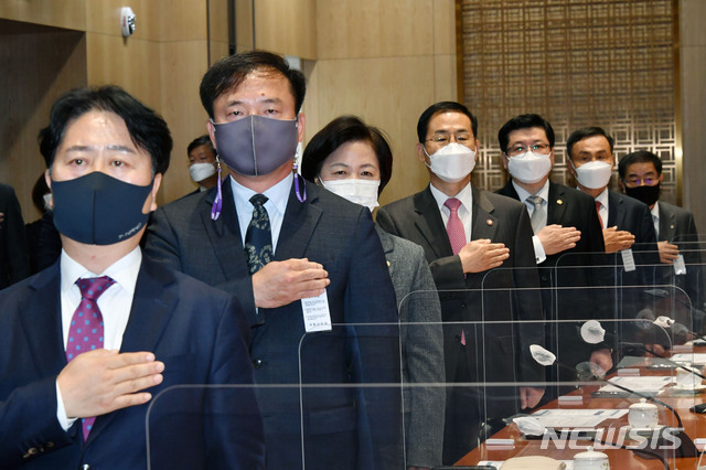 [서울=뉴시스] 김진아 기자 = 30일 오전 서울 여의도 국회 접견실에서 열린 고위공직자범죄수사처(공수처)장 후보 추천위원 위촉식에서 박경준(왼쪽부터) 변호사, 김종철 연세대 로스쿨 교수, 추미애 법무부 장관, 조재연 법원행정처장, 이찬희 대한변호사협회장, 임정혁 변호사, 이헌 변호사 등 7명의 추천위원들이 국민의례를 하고 있다. (공동취재사진) 2020.10.30.&nbsp; photo@newsis.com