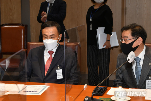 [서울=뉴시스] 김진아 기자 = 이헌(오른쪽)변호사와 임정혁 변호사가 30일 오전 서울 여의도 국회 접견실에서 열린 고위공직자범죄수사처(공수처)장 후보 추천위원 위촉식에서 대화하고 있다. (공동취재사진) 2020.10.30.&nbsp; photo@newsis.com