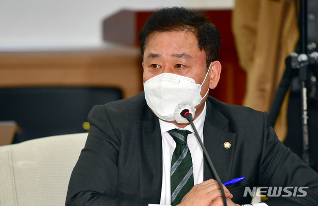 [광주=뉴시스] 류형근 기자 = 더불어민주당 '지역 상생을 위한 지역균형 뉴딜 광주·전남 현장 최고위원회회의'가 30일 오전 광주 서구 광주시의회 4층 회의실에서 열린 가운데 송갑석 광주시당위원장이 인사말을 하고 있다. 2020.10.30. hgryu77@newsis.com