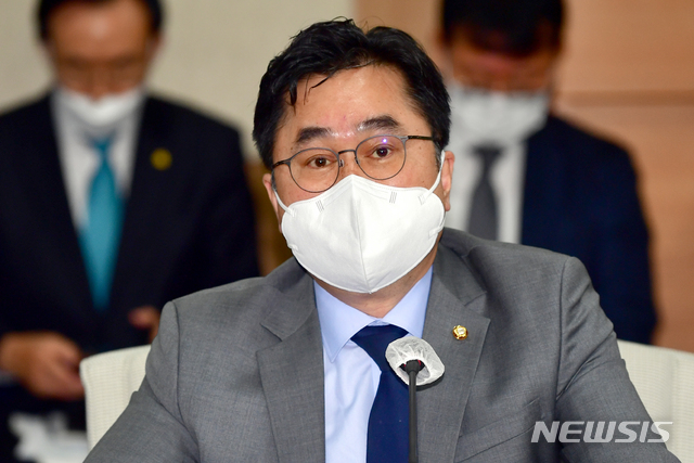 [광주=뉴시스] 류형근 기자 = 더불어민주당 '지역 상생을 위한 지역균형 뉴딜 광주·전남 현장 최고위원회회의'가 30일 오전 광주 서구 광주시의회 4층 회의실에서 열린 가운데 김종민 최고위원이 인사말을 하고 있다. 2020.10.30.&nbsp; hgryu77@newsis.com