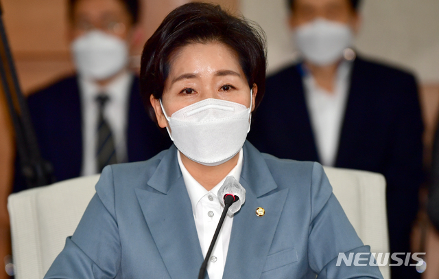 [광주=뉴시스] 류형근 기자 = 더불어민주당 '지역 상생을 위한 지역균형 뉴딜 광주·전남 현장 최고위원회회의'가 30일 오전 광주 서구 광주시의회 4층 회의실에서 열린 가운데 양향자 의원이 인사말을 하고 있다. 2020.10.30.&nbsp; hgryu77@newsis.com