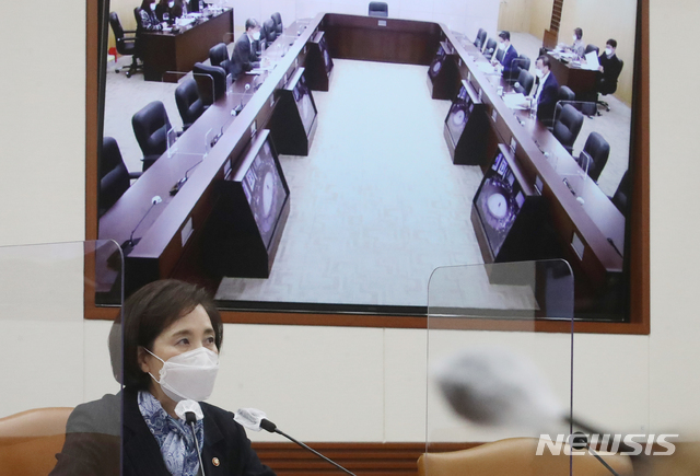 [서울=뉴시스]김명원 기자 = 유은혜 사회부총리 겸 교육부 장관이 30일 오전 서울 종로구 정부서울청사에서 열린 제18차 포용국가 실현을 위한 사회관계장관회의에 참석해 발언하고 있다. 2020.10.30. kmx1105@newsis.com