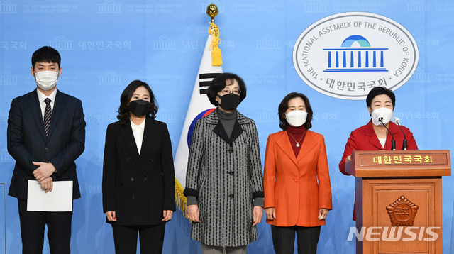 [서울=뉴시스] 최동준 기자 = 국민의힘 김숙향 중앙여성위원회 위원장과 박성민 대학생위원회 위원장, 여성위원들이 30일 국회 소통관에서 더불어민주당 재보궐선거 공천 관련 규탄 기자회견을 하고 있다. (공동취재사진) 2020.10.30.&nbsp; photo@newsis.com