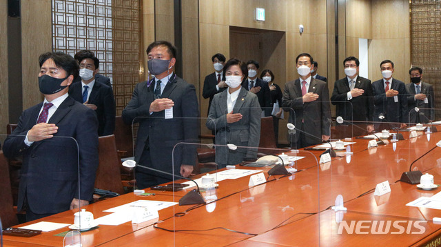 [서울=뉴시스] 김진아 기자 = 박경준(왼쪽부터) 변호사, 김종철 연세대 로스쿨 교수, 추미애 법무부 장관, 조재연 법원행정처장, 이찬희 대한변호사협회장, 임정혁 변호사, 이헌 변호사 등 7명의 추천위원들이 30일 오전 서울 여의도 국회에서 열린 고위공직자범죄수사처(공수처)장 후보 추천위원 위촉식에서 국민의례를 하고 있다. (공동취재사진) 2020.10.30. photo@newsis.com