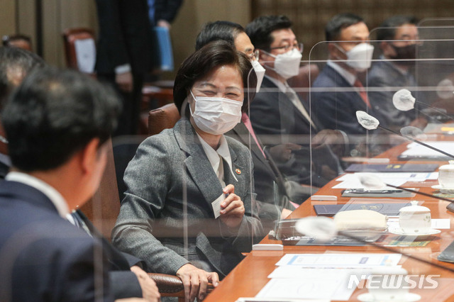[서울=뉴시스] 김진아 기자 = 추미애 법무부 장관이 30일 오전 서울 여의도 국회에서 열린 고위공직자범죄수사처(공수처)장 후보 추천위원 위촉식에서 위원들과 대화를 하고 있다. (공동취재사진) 2020.10.30.&nbsp; photo@newsis.com
