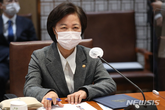 [서울=뉴시스] 김진아 기자 = 추미애 법무부 장관이 30일 오전 서울 여의도 국회에서 열린 고위공직자범죄수사처(공수처)장 후보 추천위원 위촉식에서 박병석 국회의장의 발언을 듣고 있다. (공동취재사진) 2020.10.30.&nbsp; photo@newsis.com