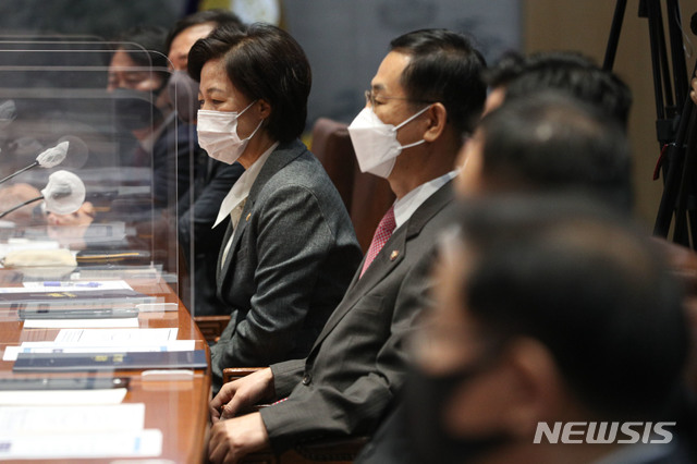 [서울=뉴시스] 김진아 기자 = 추미애 법무부 장관 등 추천위원들이 30일 오전 서울 여의도 국회에서 열린 고위공직자범죄수사처(공수처)장 후보 추천위원 위촉식에서 박병석 국회의장의 발언을 듣고 있다. (공동취재사진) 2020.10.30.&nbsp; photo@newsis.com