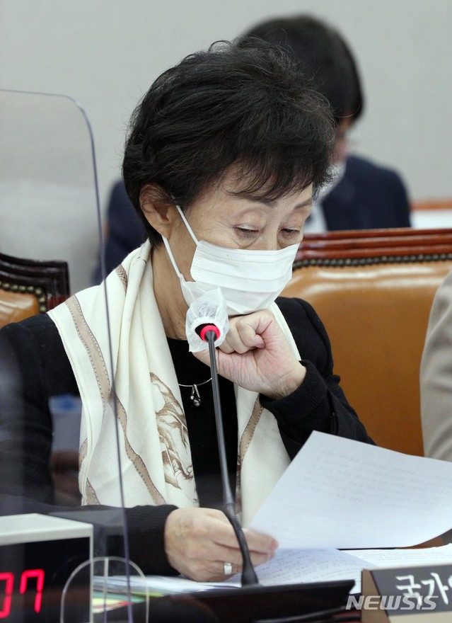 [서울=뉴시스] 최동준 기자 = 최영애 국가인권위원장 30일 서울 여의도 국회에서 열린 운영위원회의 국가인권위원회에 대한 국정감사에서 자료를 살펴보고 있다. (공동취재사진) 2020.10.30. photo@newsis.com