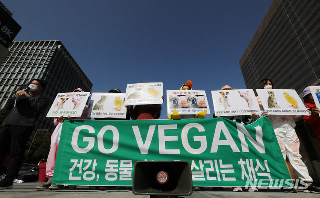 [서울=뉴시스]김명원 기자 = '세계 비건(Vegan)의 날'을 맞아 지난해 10월30일 서울 종로구 광화문 광장 이순신 동상 앞에서 '비건 세상을 위한 시민모임(비시모)', '한국채식연합' 등 참석자들이 '비건 채식을 촉구'하는 기자회견을 하고 있다. 2020.10.30. kmx1105@newsis.com