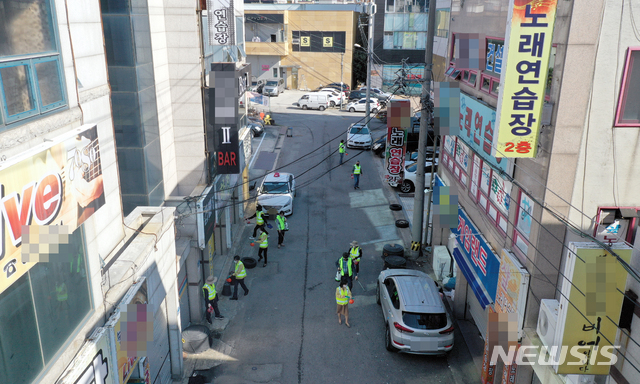 [광주=뉴시스] 류형근 기자 = 핼러윈 데이를 하루 앞둔 30일 오후 광주 북구 용봉동 유흥시설 밀집거리에서 용봉동행정복지센터 직원들과 상가협의회원들이 신종 코로나바이러스 감염증(코로나19) 예방 방역을 하고 있다. 2020.10.30. hgryu77@newsis.com