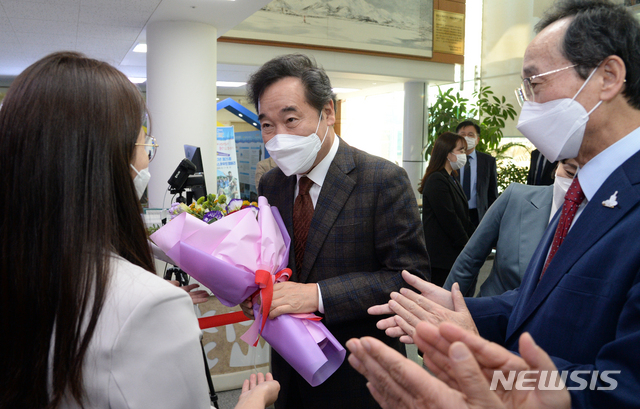 [부안=뉴시스] 김얼 기자 = 이낙연 더불어민주당 당대표는 30일 전북 부안군 부안군청 대회의실에서 열린 '더불어민주당 지역 상생을 위한 지역균형뉴딜 전북현장 최고위원회의'에 참석해 꽃다발을 전달받고 있다. 2020.10.30.pmkeul@newsis.com