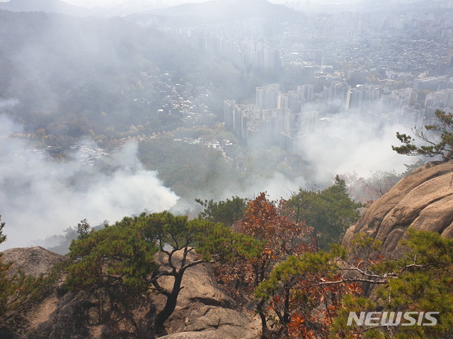 [서울=뉴시스]이윤청 기자 = 30일 서울 은평구 북한산 족두리봉 인근에서 산불이 나 연기가 피어오르고 있다. (사진=소방청 제공) 2020.10.30. photo@newsis.com